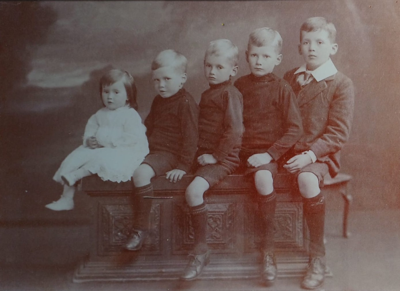 Five Gregson children, c. 1913-16